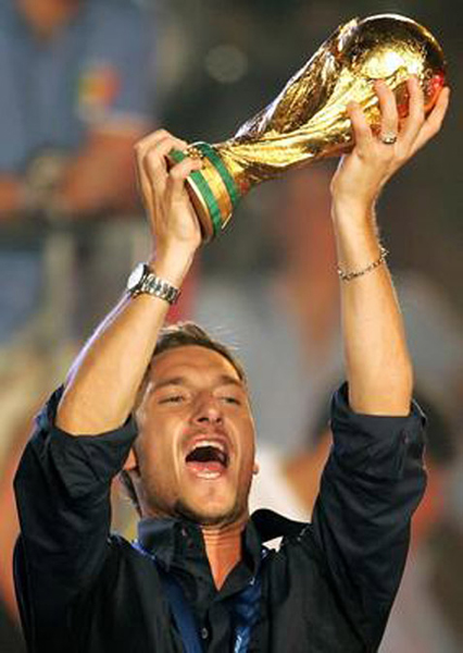 Mondiale 2006 (254).jpg - Italy's national soccer team player Francesco Totti celebrates with the World Cup 2006 trophy at the Circus Maximus in downtown Rome July 10, 2006.   REUTERS/Max Rossi  (ITALY)